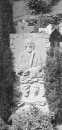 Bruder Klaus, am Sockel drei Sänger